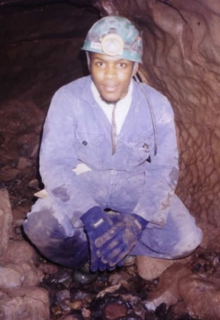  Ofrecemos mono impermeable y casco con linterna